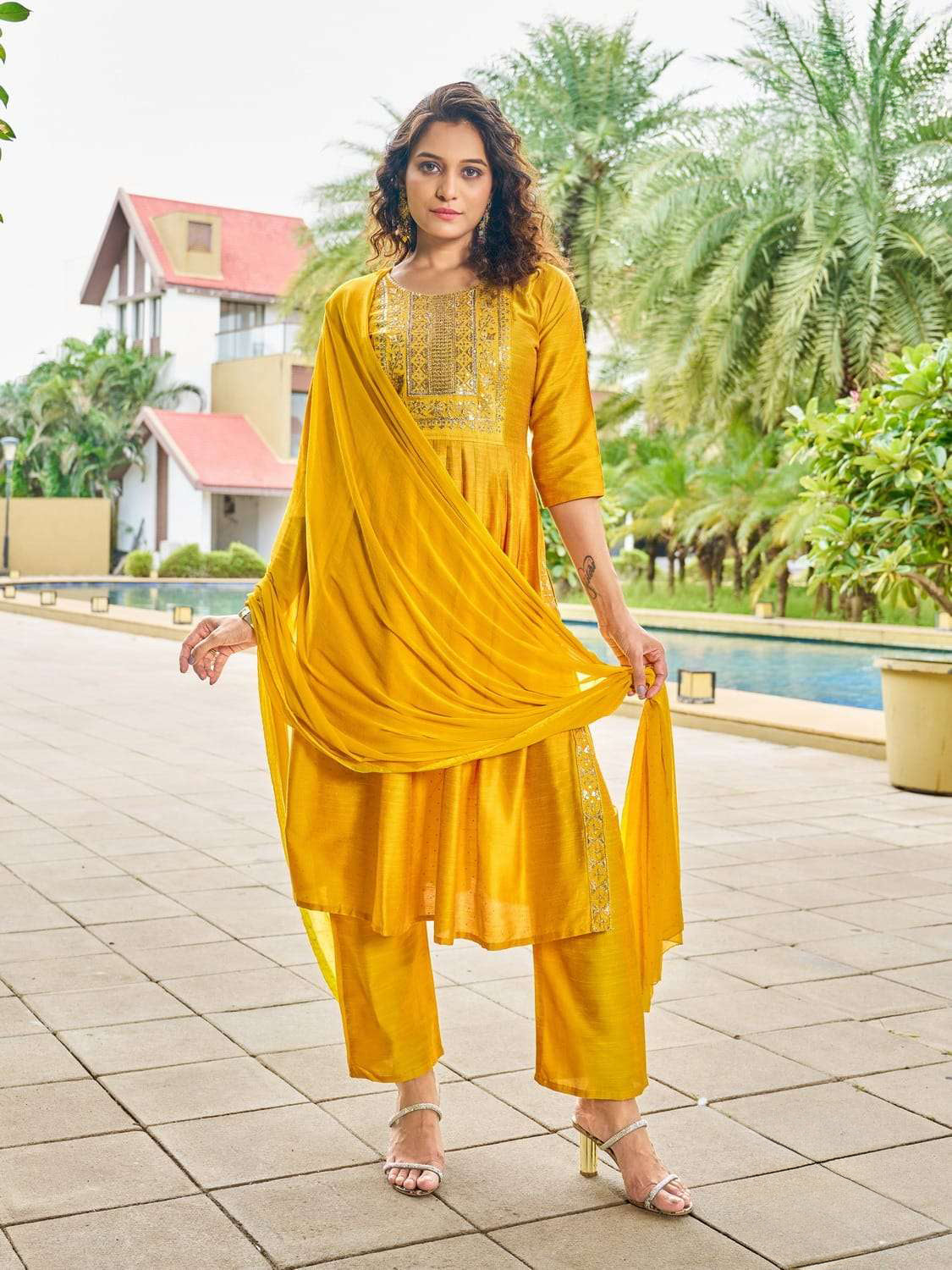 Tiya Kamiz & Pant - Roop Darshan